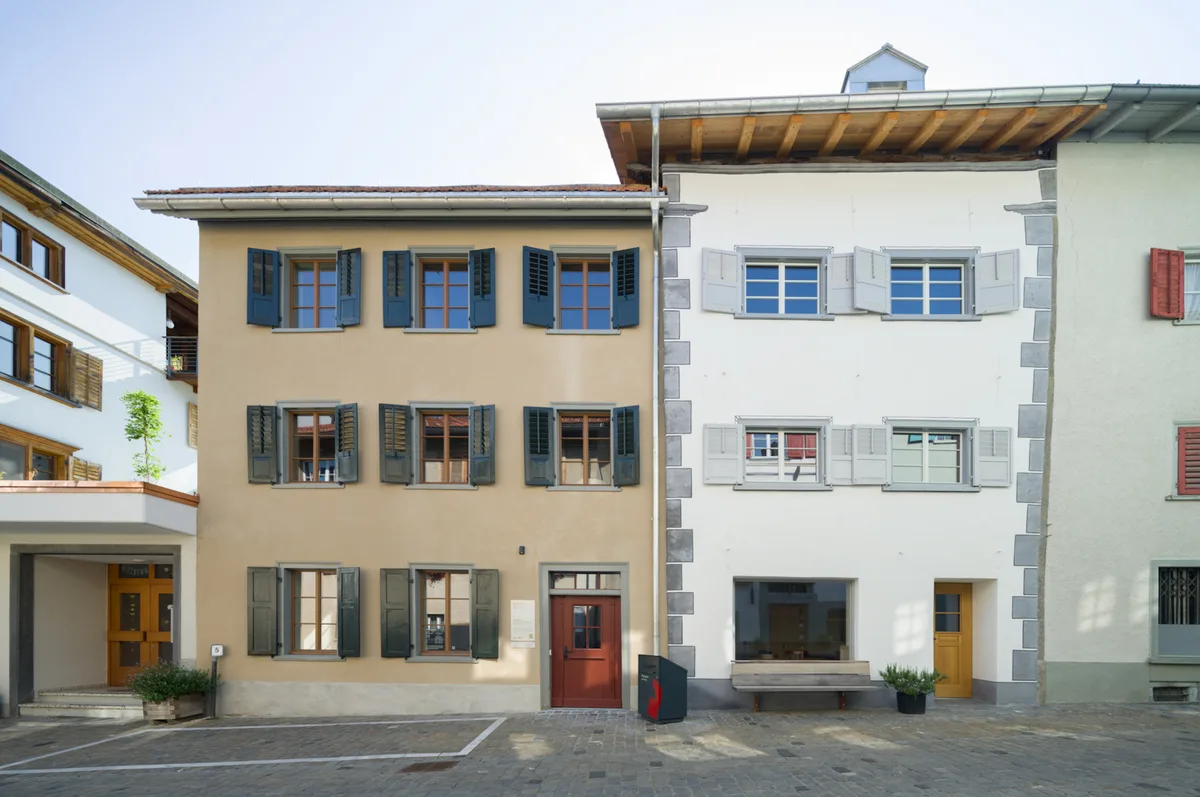 Im August 2024 wurde die neue Schul- und Gemeindebibliothek in der frisch renovierten «Casa Arpagaus» mitten in der Ilanzer Altstadt eröffnet. Eindrücke von der Bibliothek Ilanz/Glion.